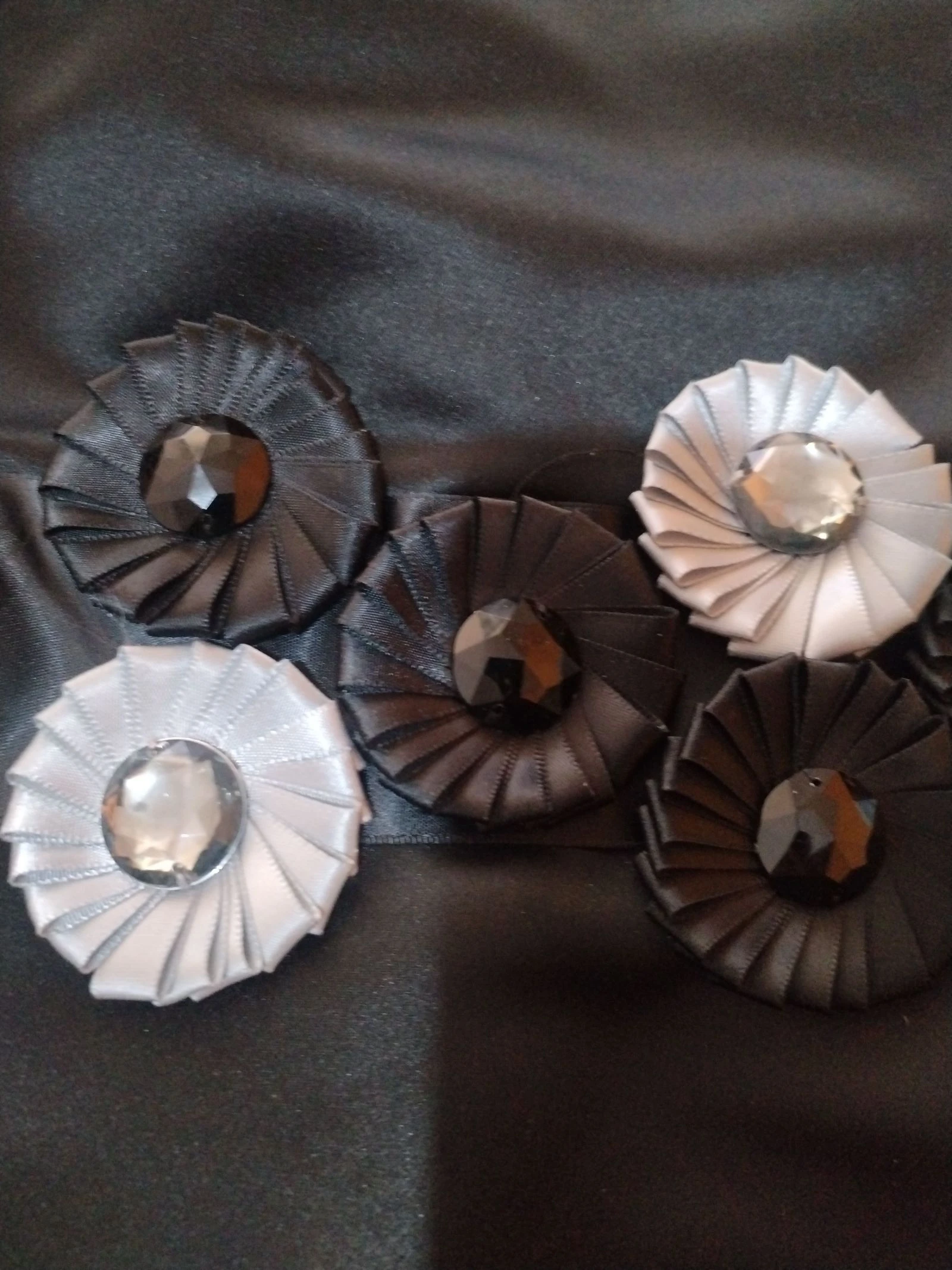 Un vestido de fiesta en negro con un toque en la cintura de flores y piedras – photo 16